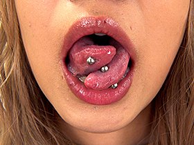 「この舌、気持ちよすぎてヤバイってみんな言うよ〜」スプリットタンでの舐め技が自慢の良い奴系ギャル！大人の玩具が大好きで責められたい願望があるMっ気巨乳娘をとことんアクメ堕ちさせる！　サンプル画像04